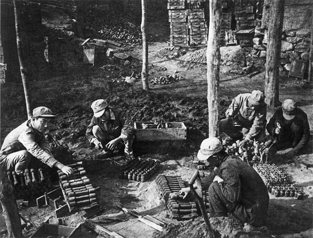 晉察冀軍區(qū)兵工廠正在制造手榴彈.png