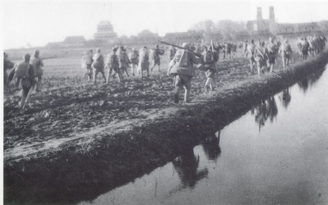 1947年4月，晉察冀野戰(zhàn)軍發(fā)動(dòng)正太戰(zhàn)役，打通了晉察冀與晉冀魯豫兩大解放區(qū)的聯(lián)系。圖為部隊(duì)攻入正定.png